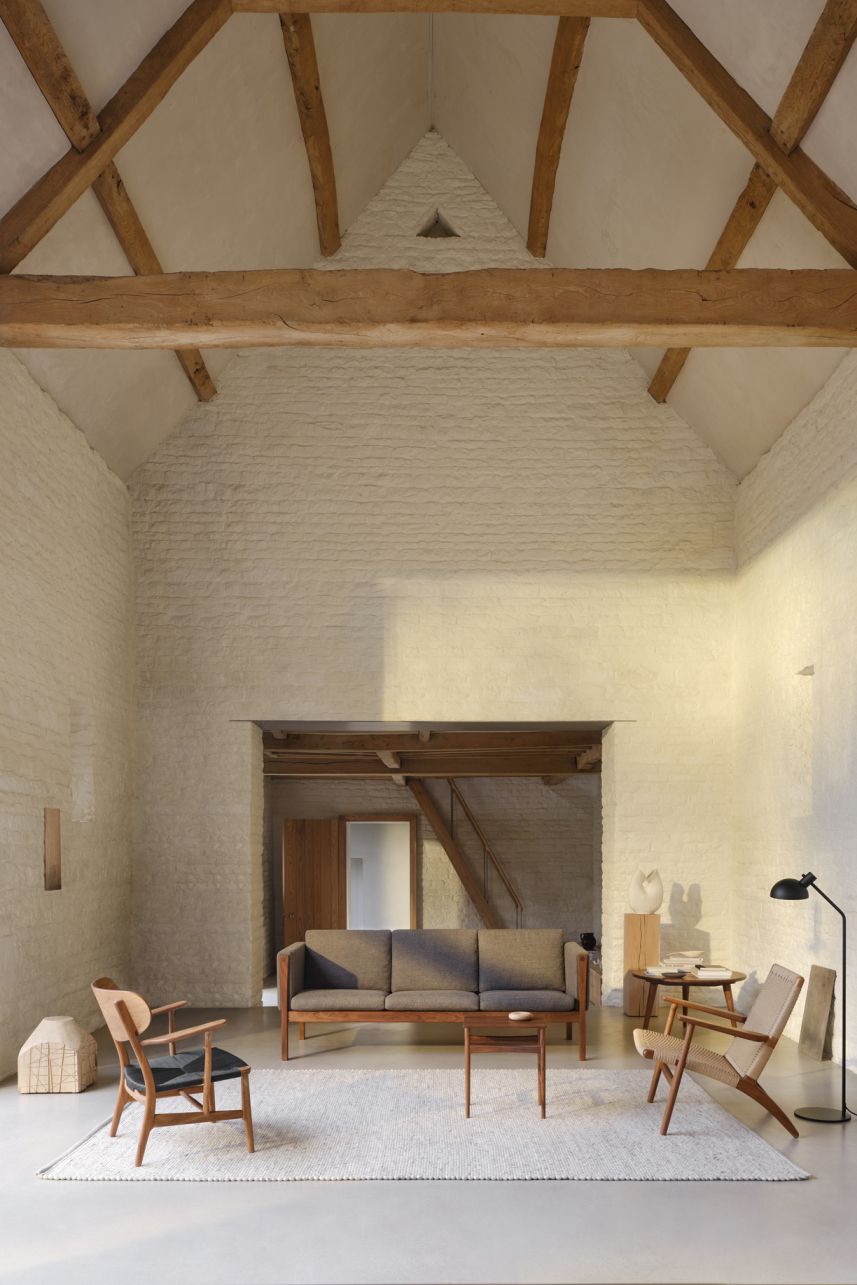 Wohnzimmer mit CH004 Nesting Tables Beistelltischen von Carl Hansen & Søn, Eiche weißöl, 3er Set.