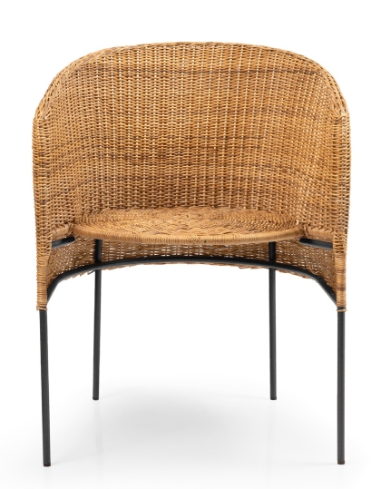 Caribe Natural Dining Chair: Outdoor Stuhl aus Rattan mit schwarzem Metallgestell.