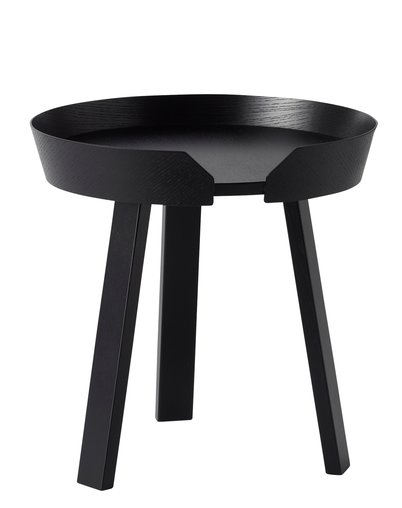 Schwarzer "Around" Beistelltisch von Muuto, kleiner runder Couchtisch aus Holz mit drei Beinen.