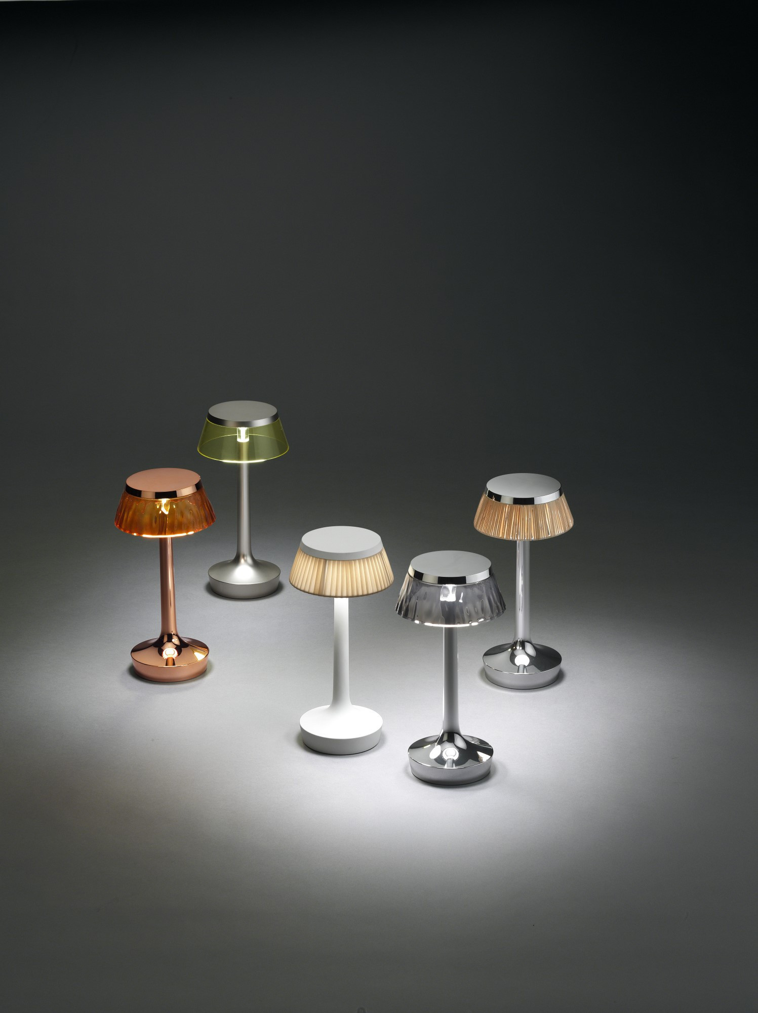 Bon Jour Unplugged Tischleuchte von Flos in Chrom und anderen Farben, moderne Akzentbeleuchtung.