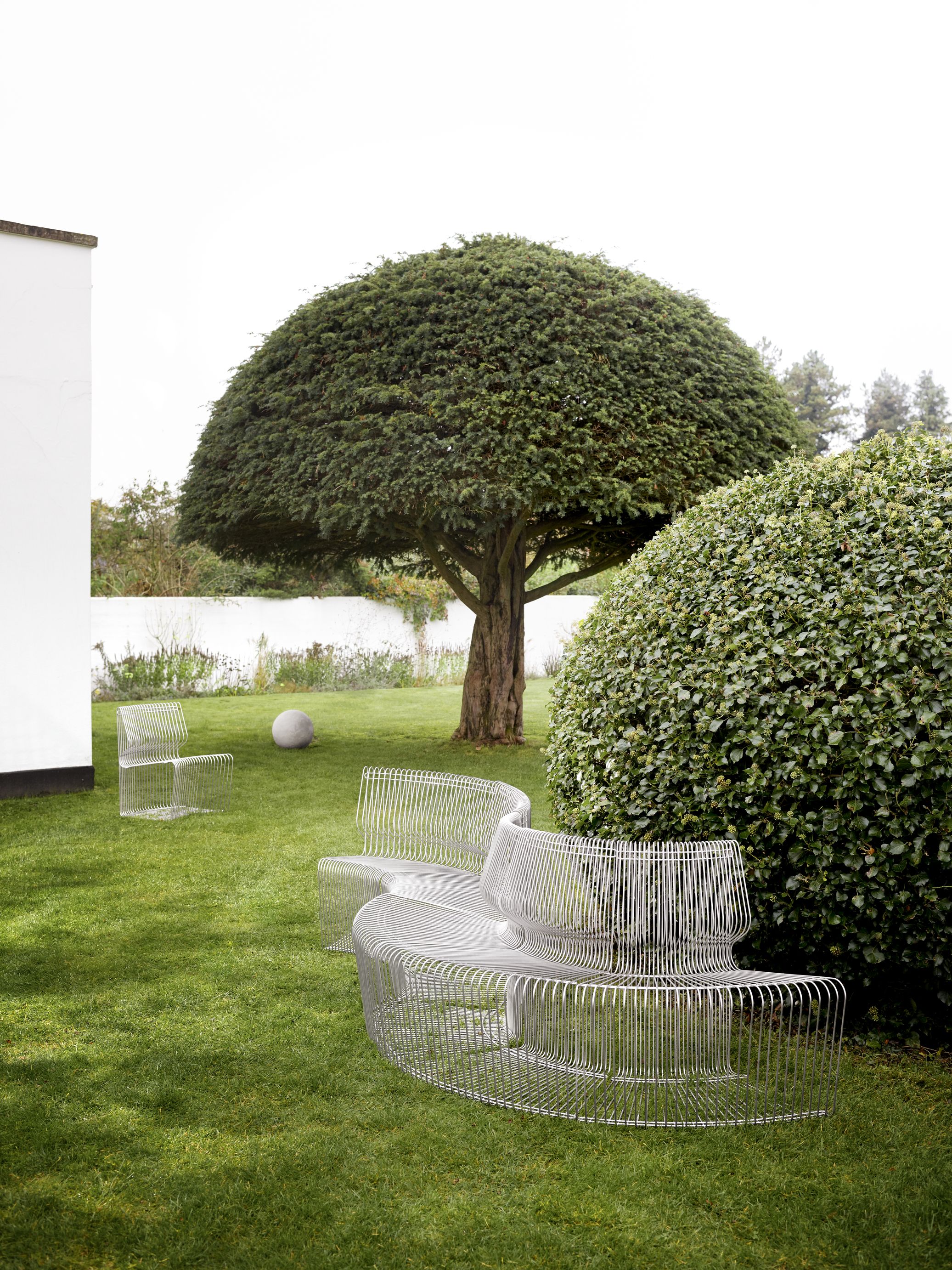 Pantonova System Sitzmodul aus Draht von Montana im Garten, modernes Design Sitzmöbel für den Außenbereich.