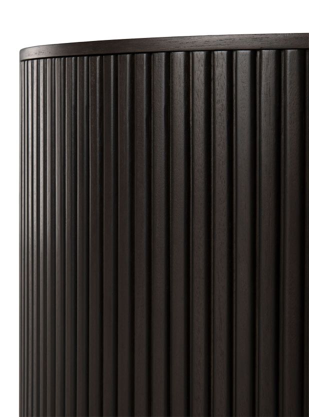 Detailaufnahme: Roller Max Beistelltisch von Ethnicraft, rund, dunkelbraunes Holz mit geriffelter Oberfläche.