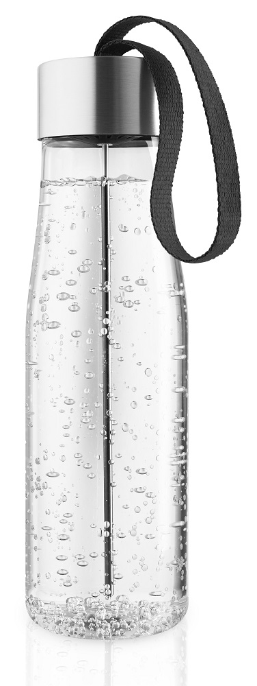 MyFlavour Trinkflasche von Eva Solo, 0,75l, mit schwarzer Trageschlaufe, gefüllt mit Wasser und Eis.