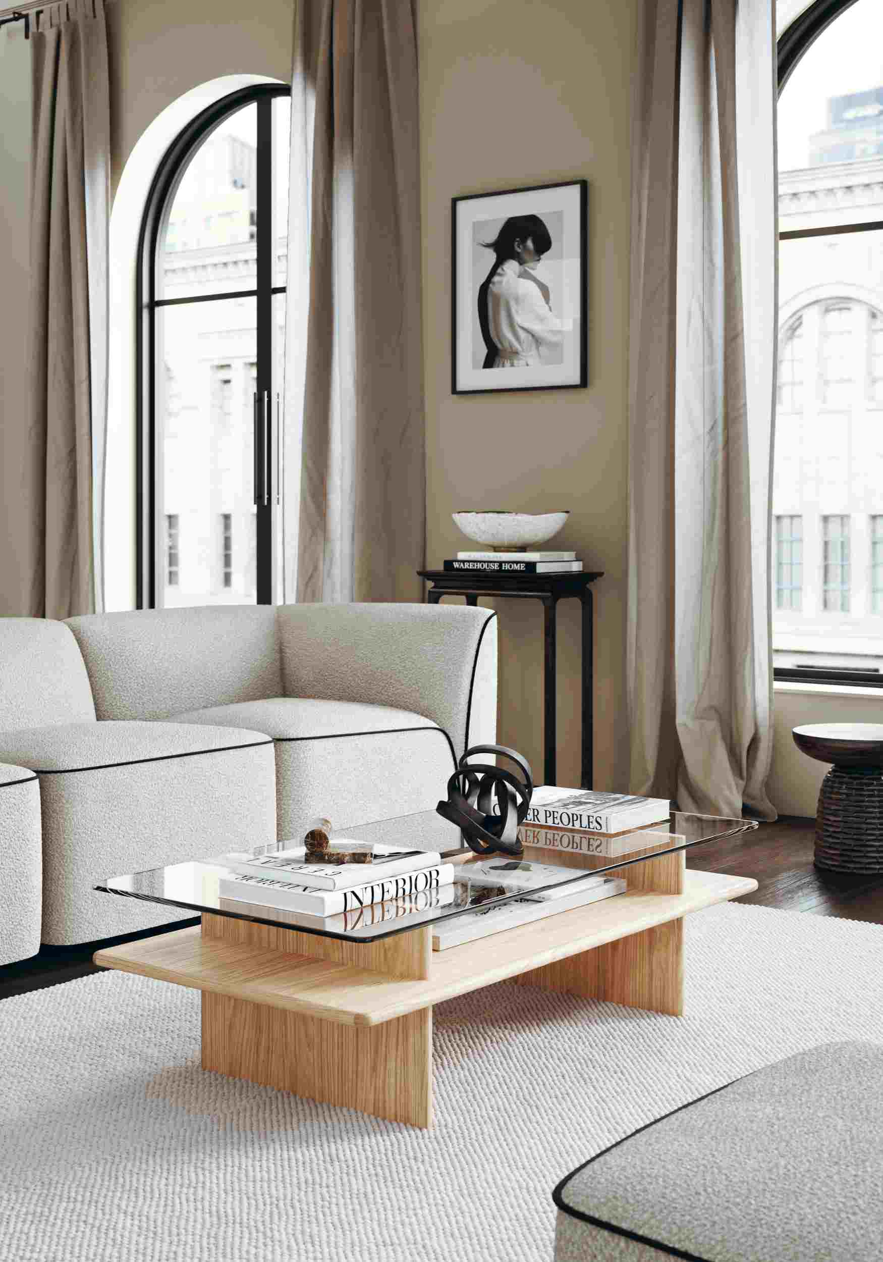 Wohnzimmer mit Woud Parallel Couchtisch aus Holz und Glas, modernes Design.