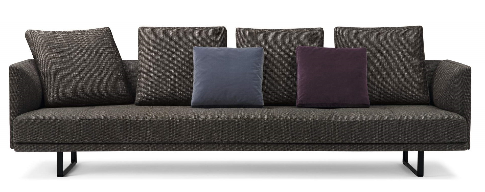 Prime Time Sofa von Walter Knoll: Graues Stoffsofa mit Kissen in Blau und Lila.