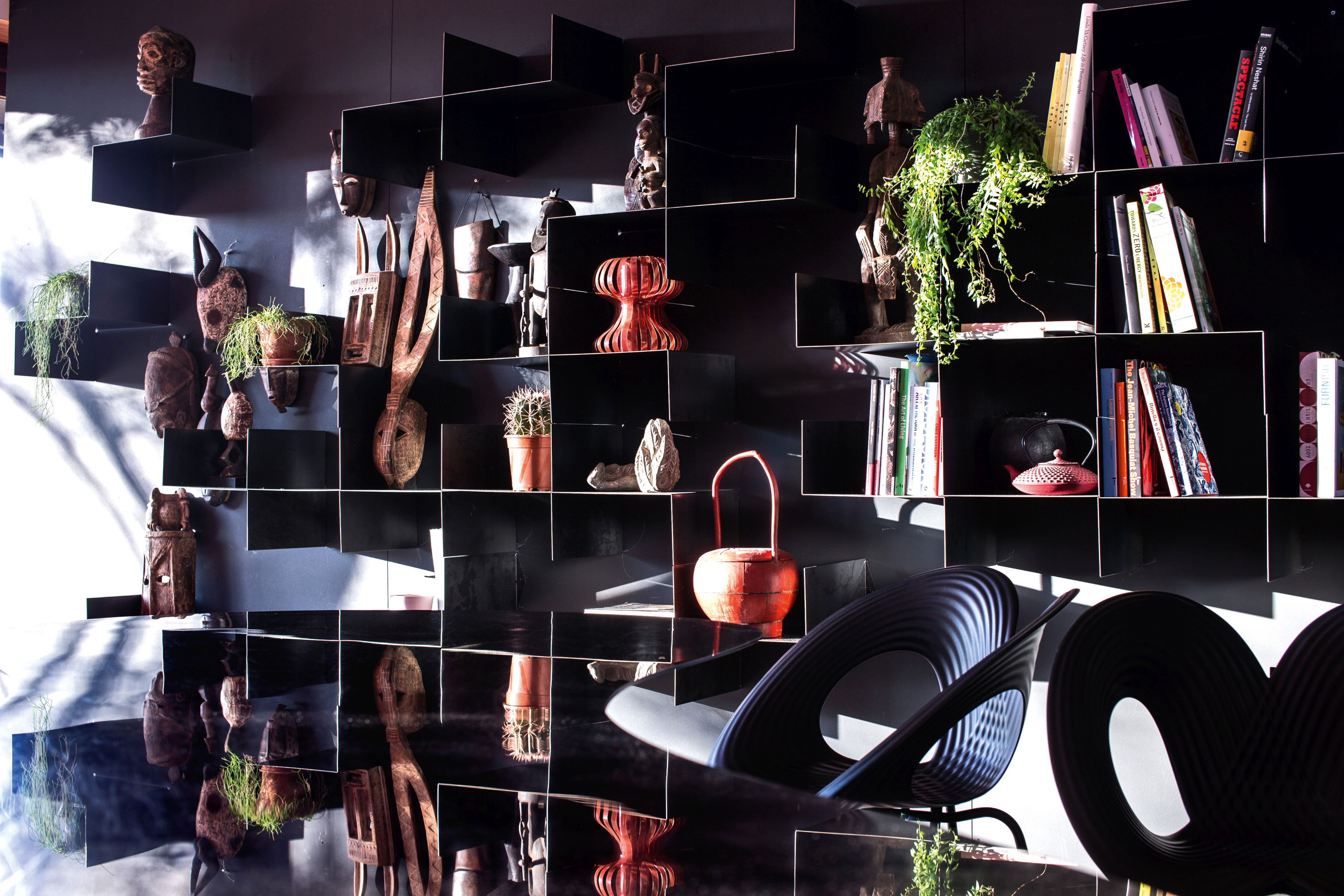 Schwarzes Z-Shelf 4er Set von Moroso mit Deko-Objekten und Design-Stühlen im modernen Wohnzimmer.