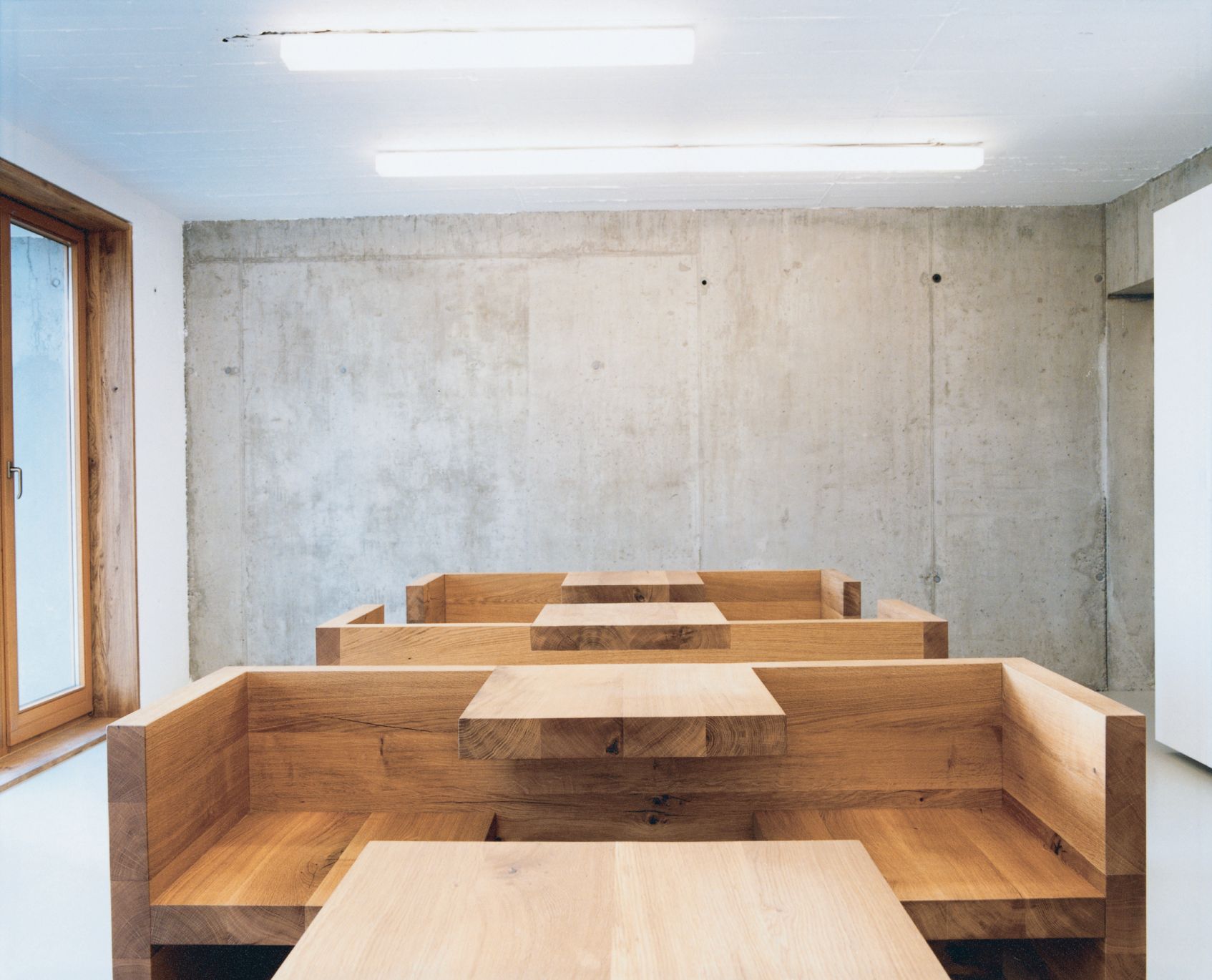 HP01 Tischbank e15 aus Eiche: Moderne Massivholz Tischbank Kombination für Esszimmer und Wohnbereich.