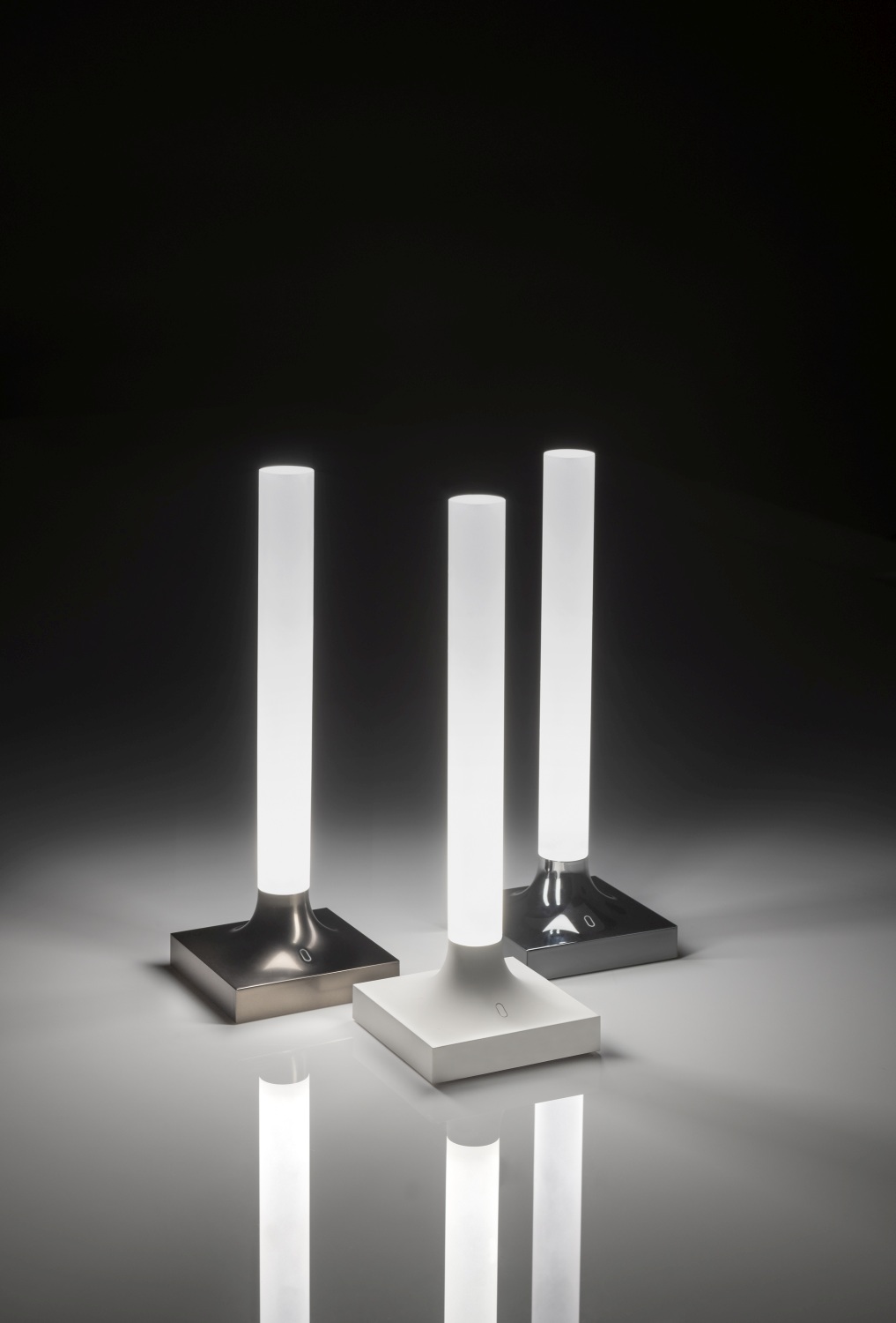 Drei Kartell Goodnight Akkuleuchten in Champagner und Weiß, moderne Tischlampen.