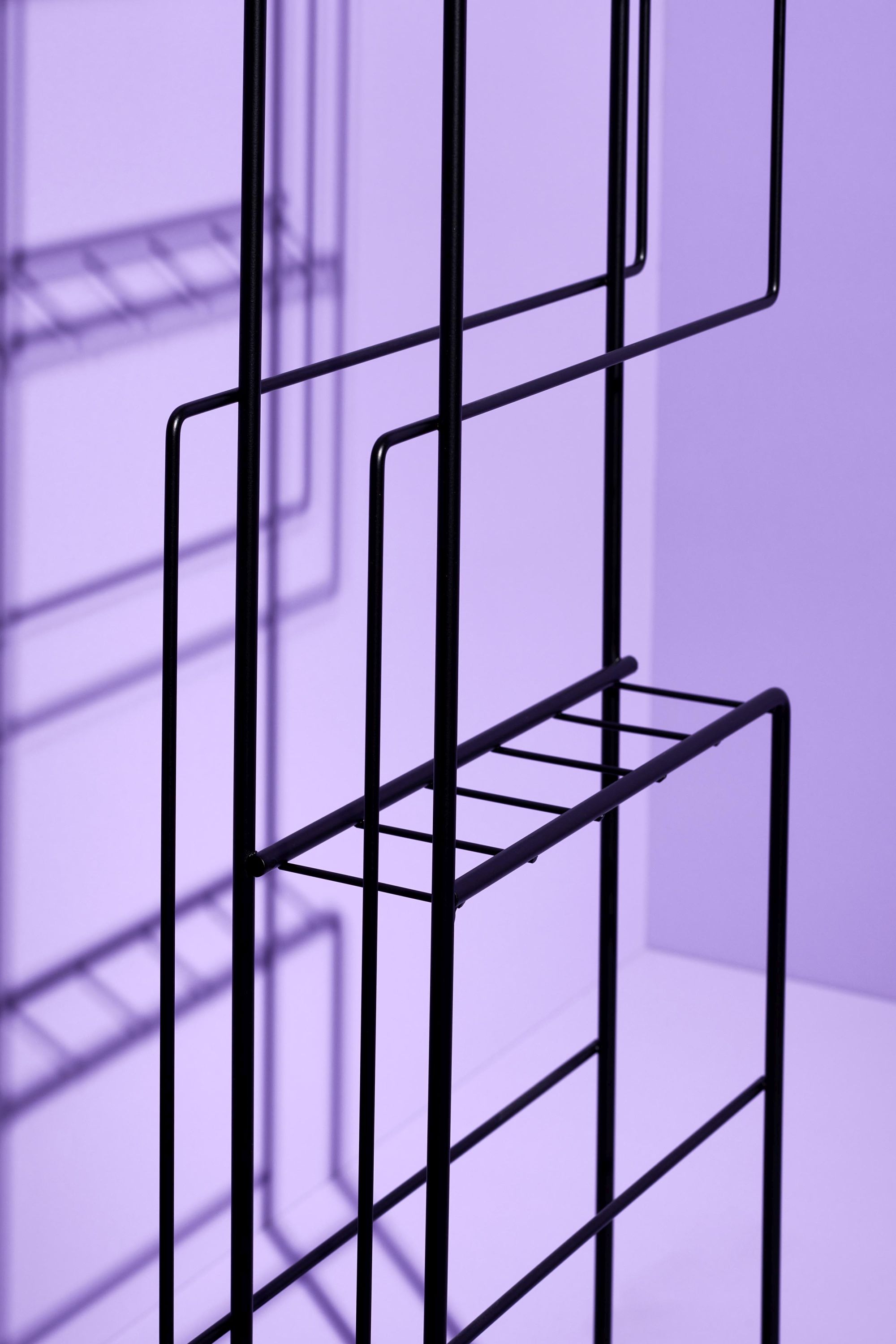 Schwarzer Revue Zeitungs- und Prospekthalter von Schönbuch, modernes Design für Zeitschriften und Broschüren.