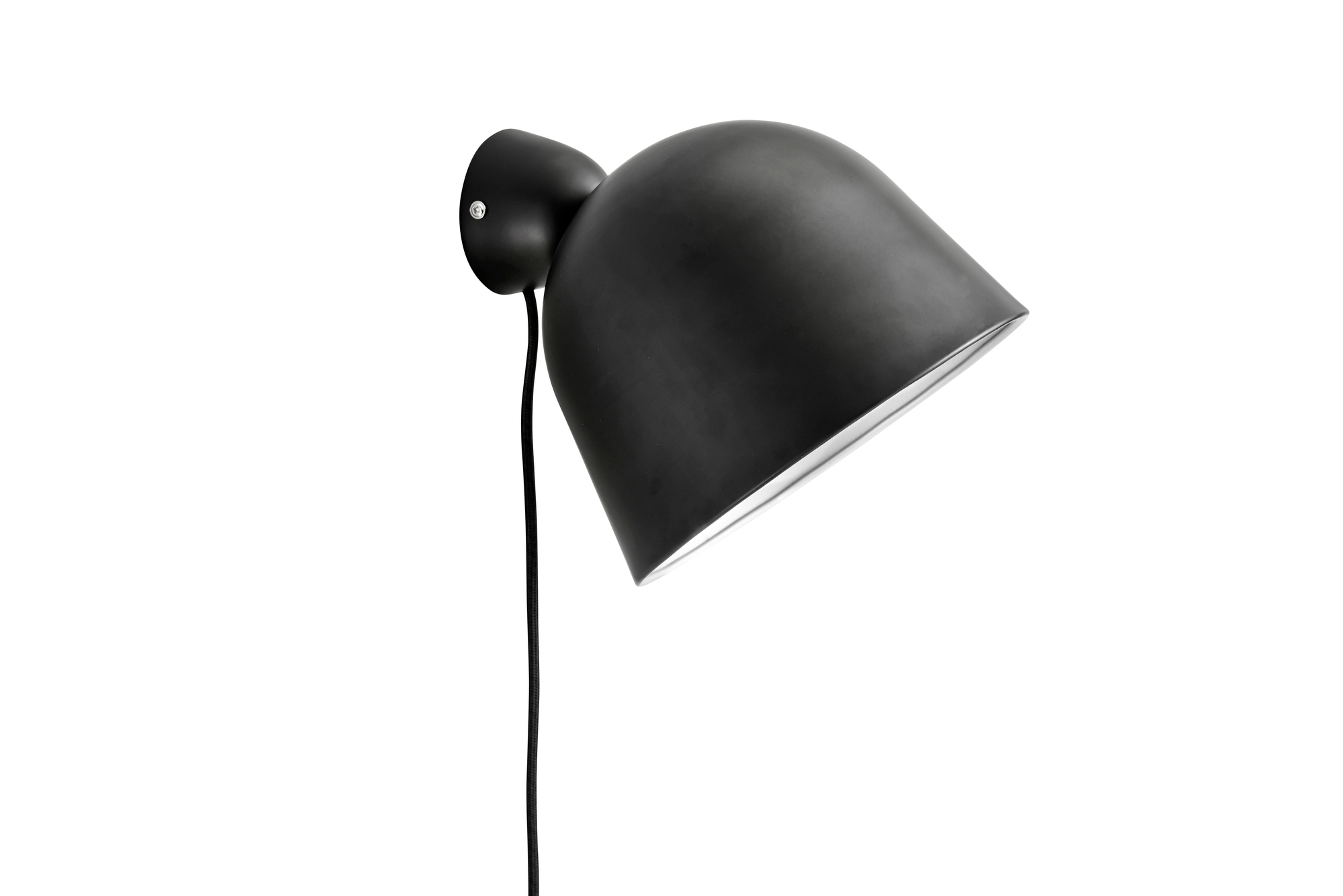 Kuppi Wandleuchte schwarz von Woud: Moderne Innenleuchte mit schwarzem Lampenschirm und Kabel.