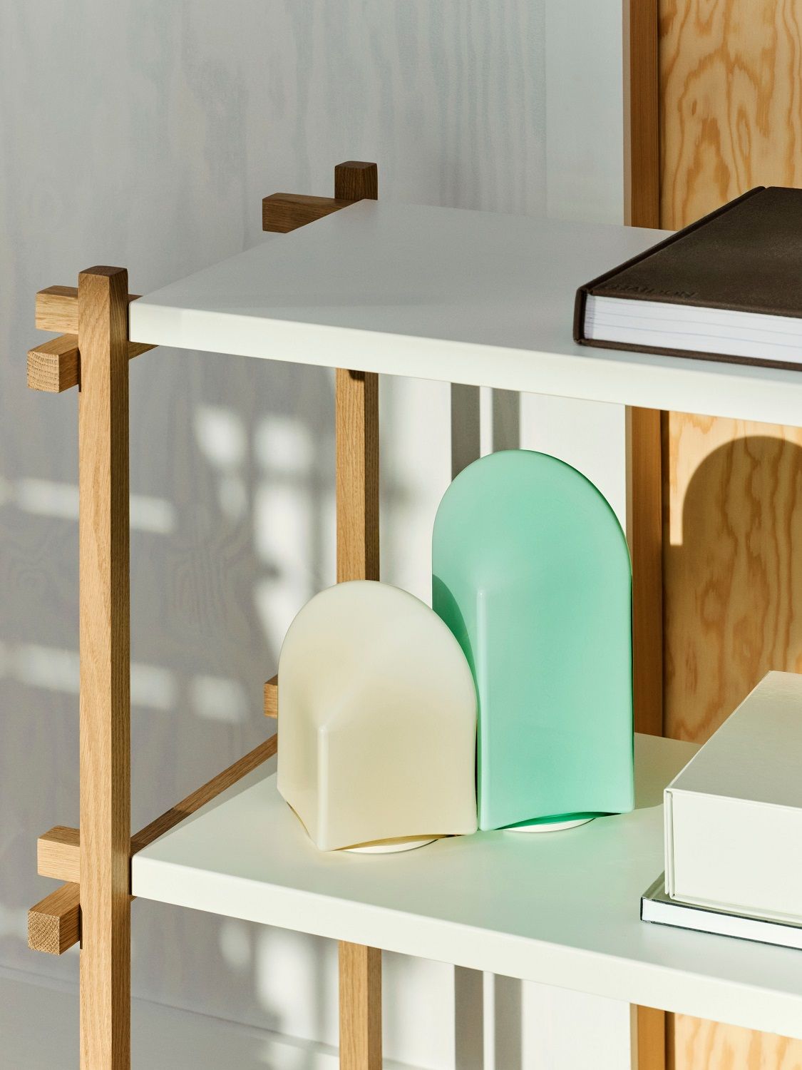 Detailaufnahme des Hay Woody Column Low Regals mit weißen Regalböden und hellen Holzstreben.