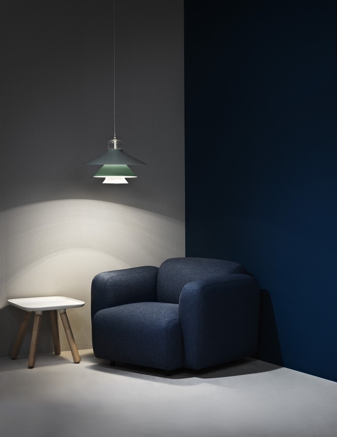 Blauer Swell Sessel von Normann Copenhagen neben Beistelltisch und Hängelampe. Gemütlicher Polstersessel für Wohnzimmer.