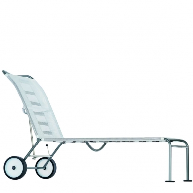 Weiße Green Sonnenliege Alias mit Rädern, verstellbarer Rückenlehne und modernem Design für Garten und Terrasse.
