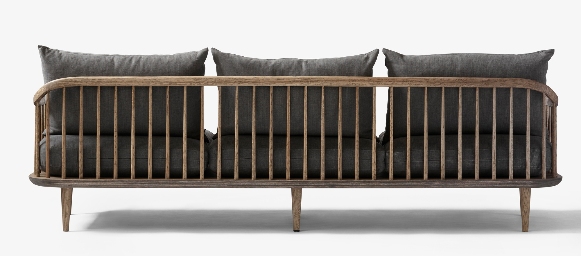 AndTradition Fly Lounge Sofa: Graues 3-Sitzer Sofa mit Holzrahmen und bequemen Kissen.