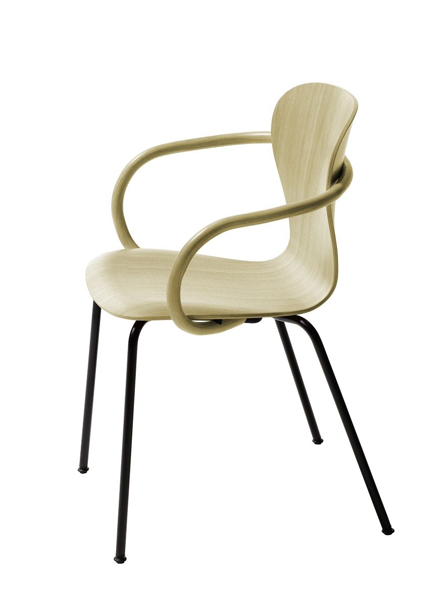 Thonet S 220 F Formholzstuhl mit Armlehne, Buche natur und schwarzem Stahlgestell.