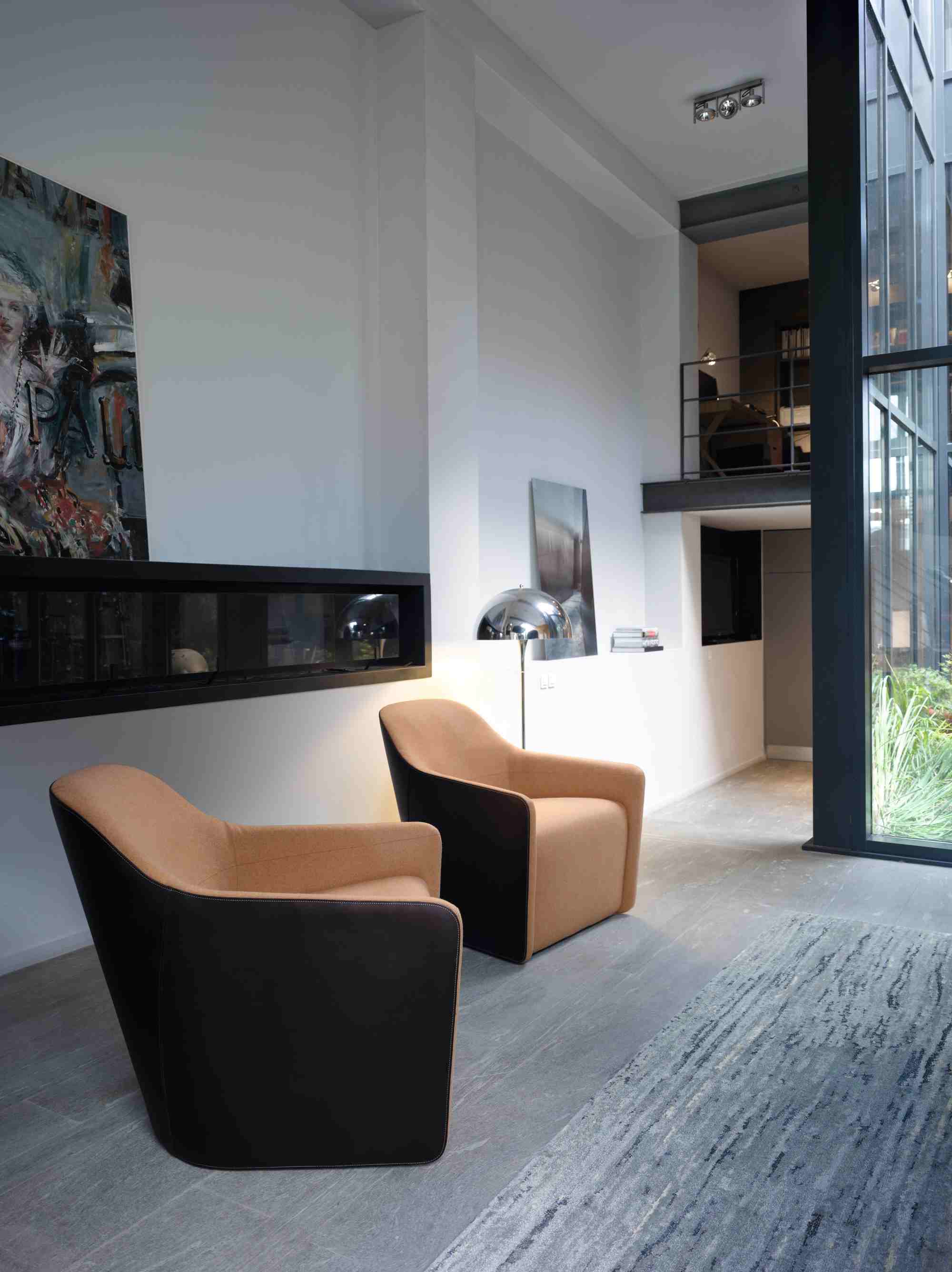 Zwei braune 520 Foster Sessel von Walter Knoll in einem modernen Wohnraum.