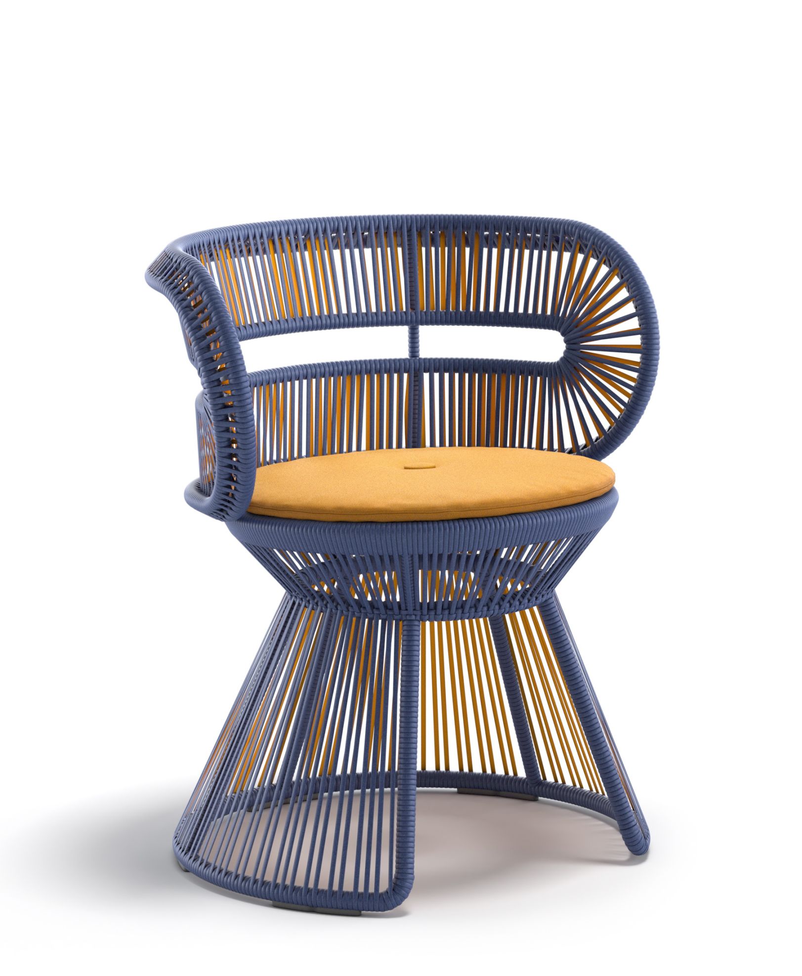 Cirql Nu Armlehnstuhl von Dedon: Blauer Outdoor-Stuhl mit gelbem Kissen und Standfuß. Gartenmöbel für Terrasse.