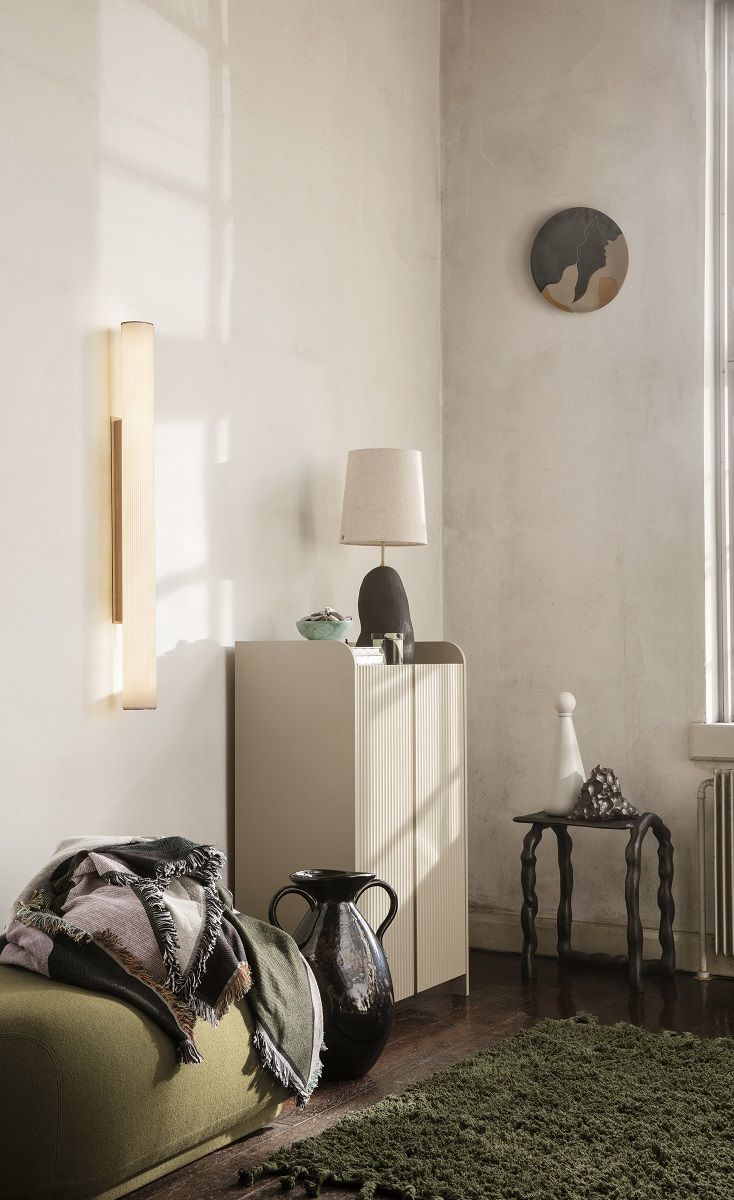 Cashmerefarbene Sill Cupboard Kommode von Ferm Living im stilvollen Wohnraum mit Lampe und Dekoration.