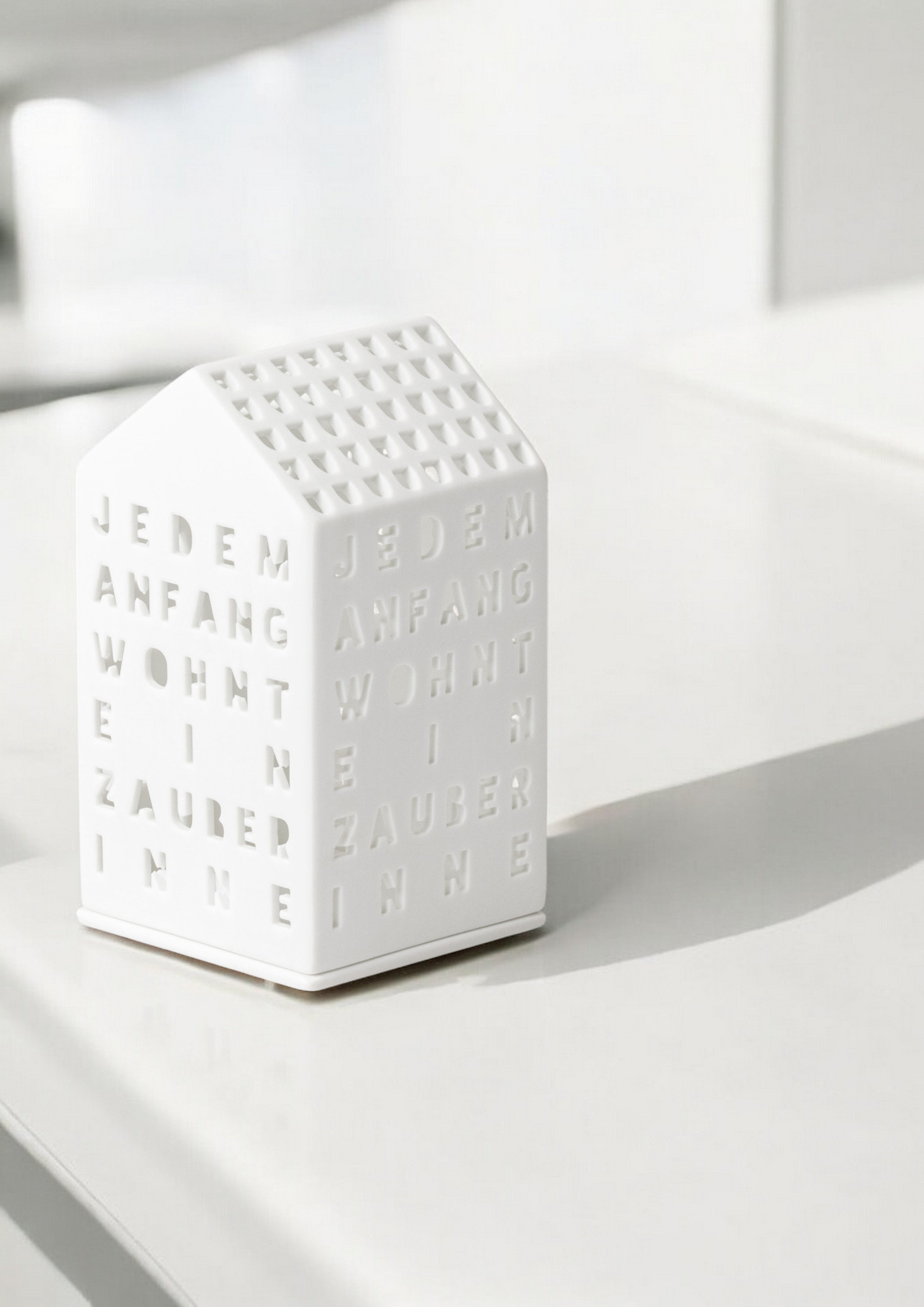 Weißes Lichthaus "Jedem Anfang wohnt ein Zauber" von Räder, stimmungsvolle Dekoration für Zuhause.