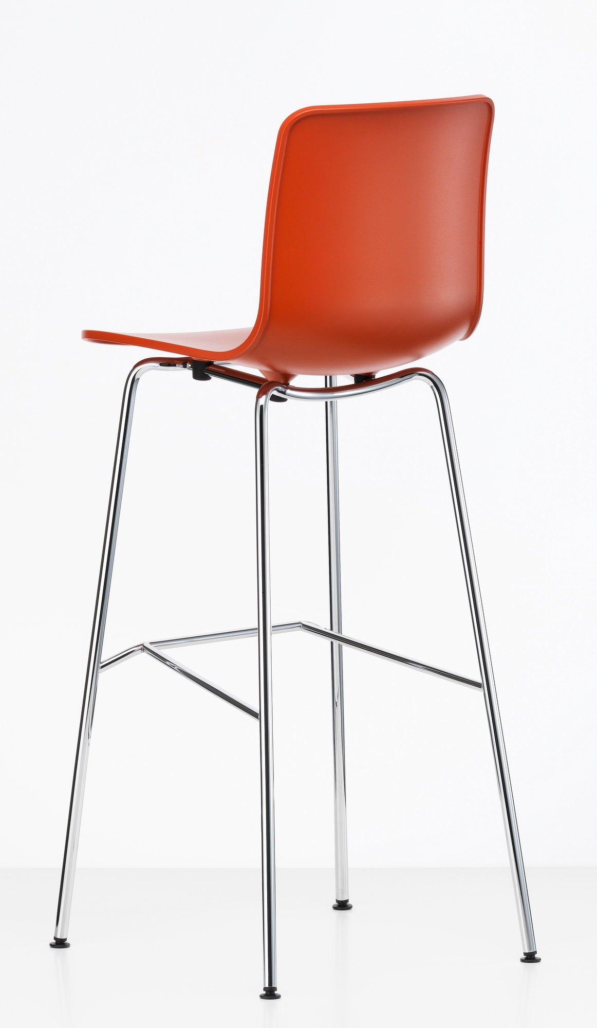 Roter Vitra Barhocker Hal RE Stool High mit verchromtem Gestell von hinten.