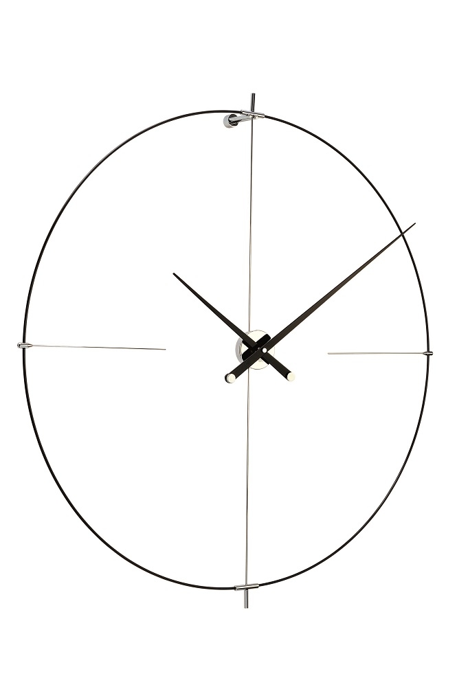 Schwarze Nomon Bilbao Wanduhr mit minimalistischem Design und silbernen Akzenten. Moderne Wanddekoration für Wohnzimmer.