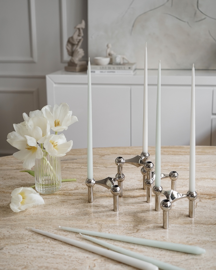 Kerzenständer 3er Set Chrom, Stoff Nagel Design mit weißen Kerzen und Tulpen.