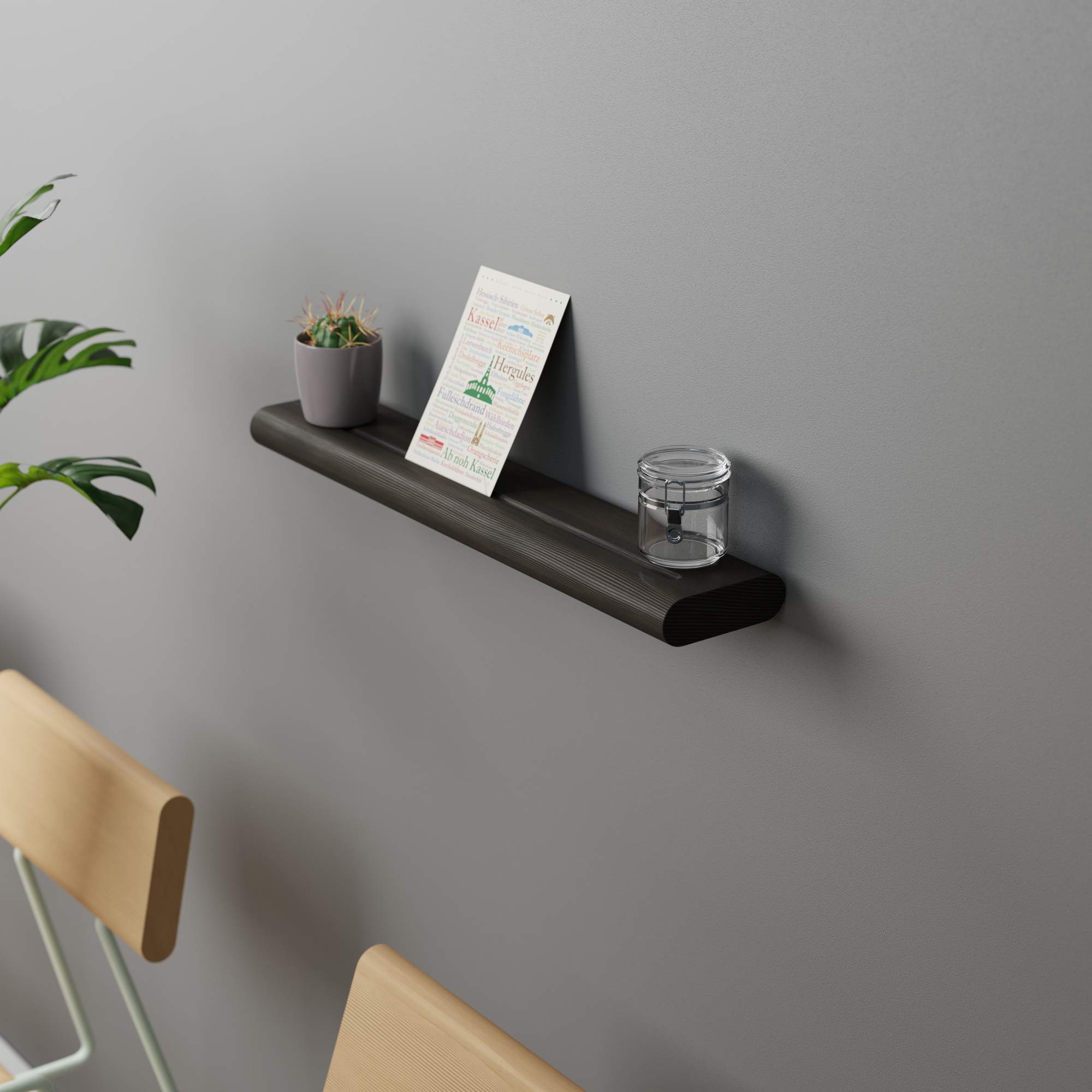 Kohleschwarzes Wandregal von Fuchs & Habicht mit Kaktus, Glas und Kassel-Karte.