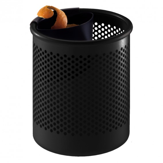 Schwarzer Cribbio Papierkorb von Rexite mit Lochmuster und Orangenschale im integrierten Behälter.