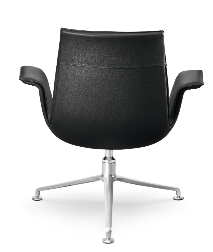 Rückansicht des schwarzen FK 6725 Walter Knoll Sessels mit Drehfuß aus Metall. Designmöbel für Wohnzimmer.