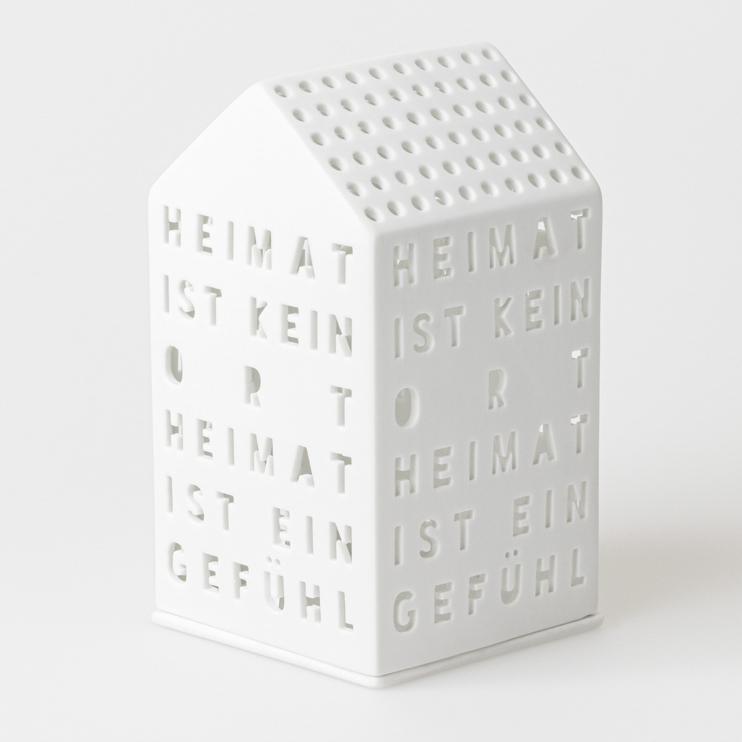 Weißes Räder Lichthaus mit dem Schriftzug "Heimat ist kein Ort, Heimat ist ein Gefühl".