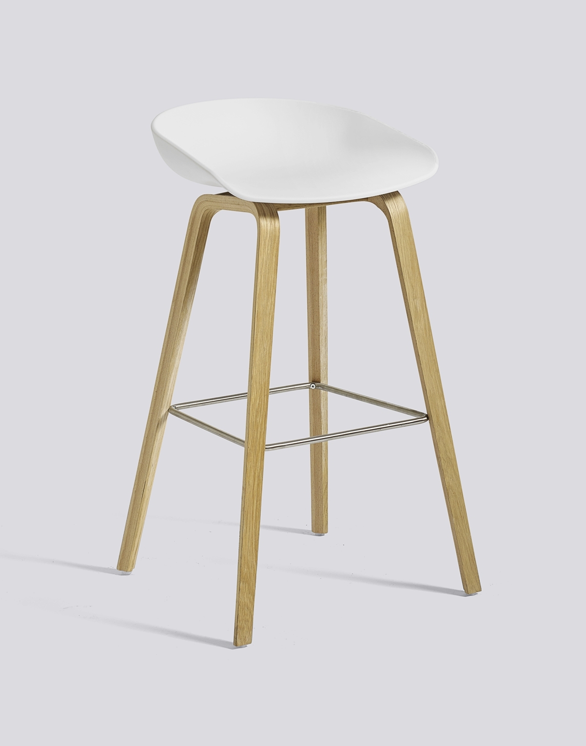 Hay About a Stool AAS32 Barhocker mit weißer Sitzschale und Eichenholzgestell. Hochwertiger Design Hocker.