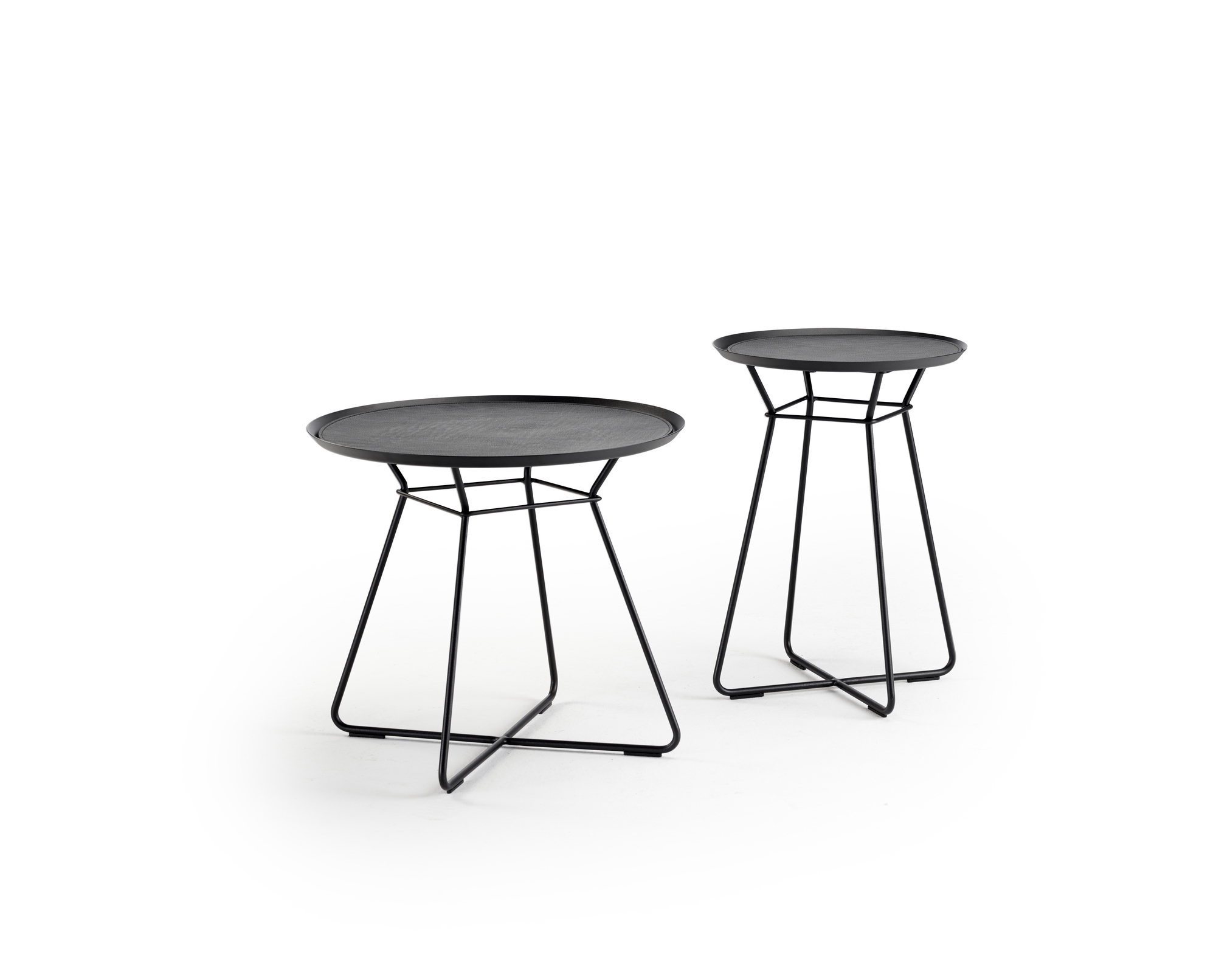 Zwei schwarze Leya Small Beistelltische der Freifrau Manufaktur mit filigranem Metallgestell und runder Tischplatte.