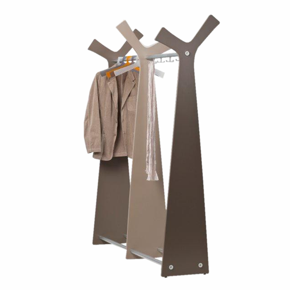 Forest Kleiderständer von Cascando in Braun- und Beigetönen mit Jacke und Schal. Moderner Garderobenständer für Büro und Zuhause.