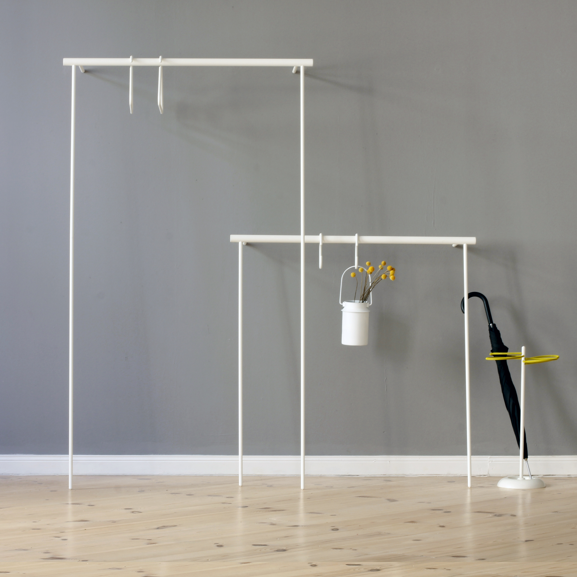 Leanon II Anlehngarderobe in Weiß mit Nussbaum-Akzenten, minimalistisches Design für Flur und Eingangsbereich.