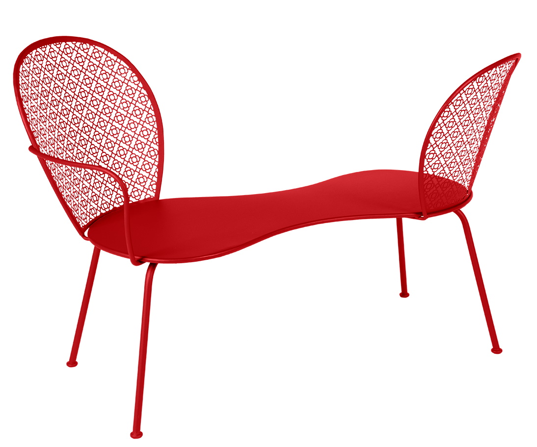 Rote Fermob Lorette Gartenbank mit filigranem Muster, ideal für entspannte Gespräche im Freien.