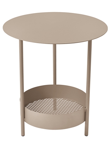 Salsa Beistelltisch von Fermob für den Außenbereich, rund, beige, mit Ablagefläche.