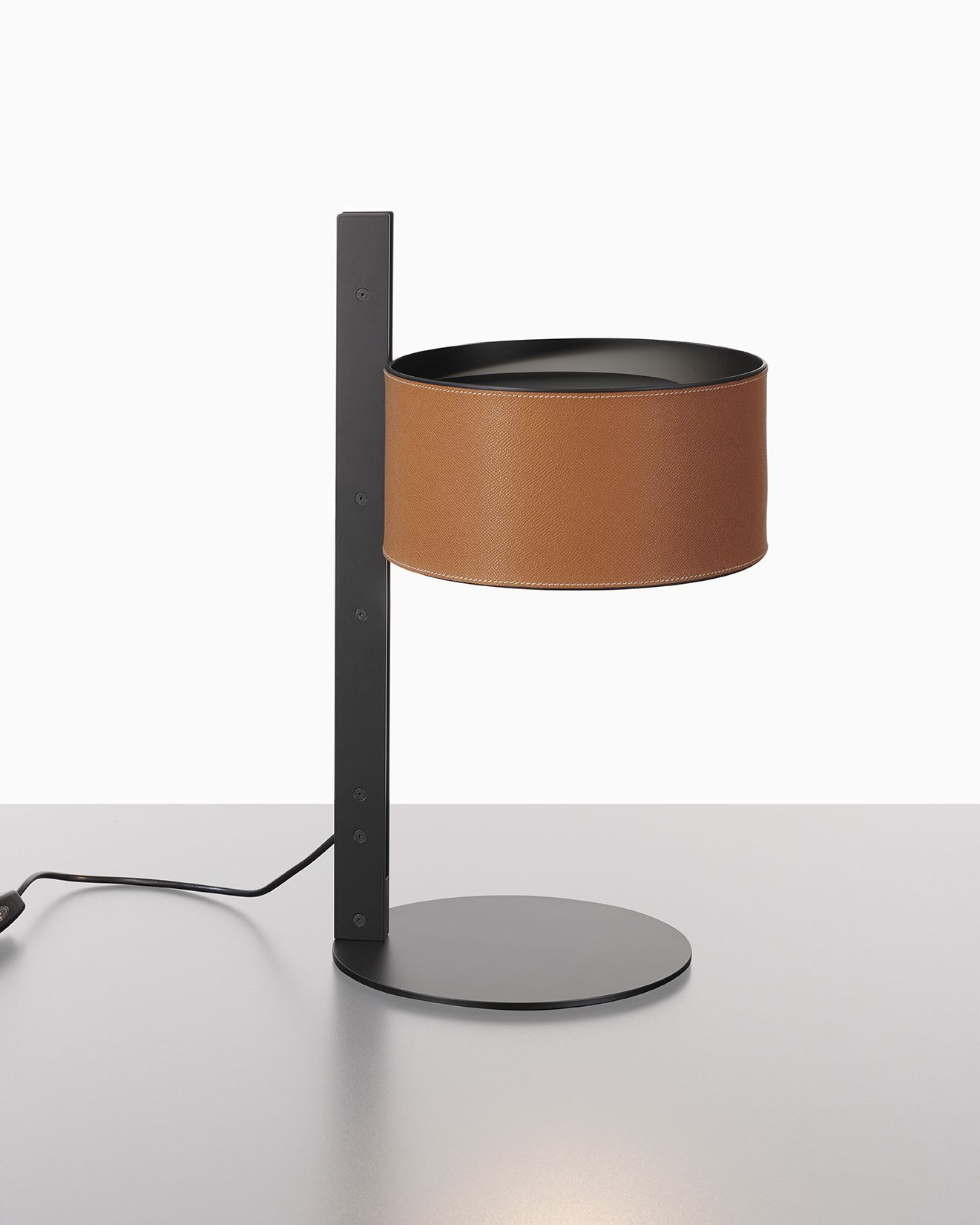 Oluce Tischleuchte Parallel 296: Moderne Lampe mit braunem Lampenschirm und schwarzem Metallfuß.