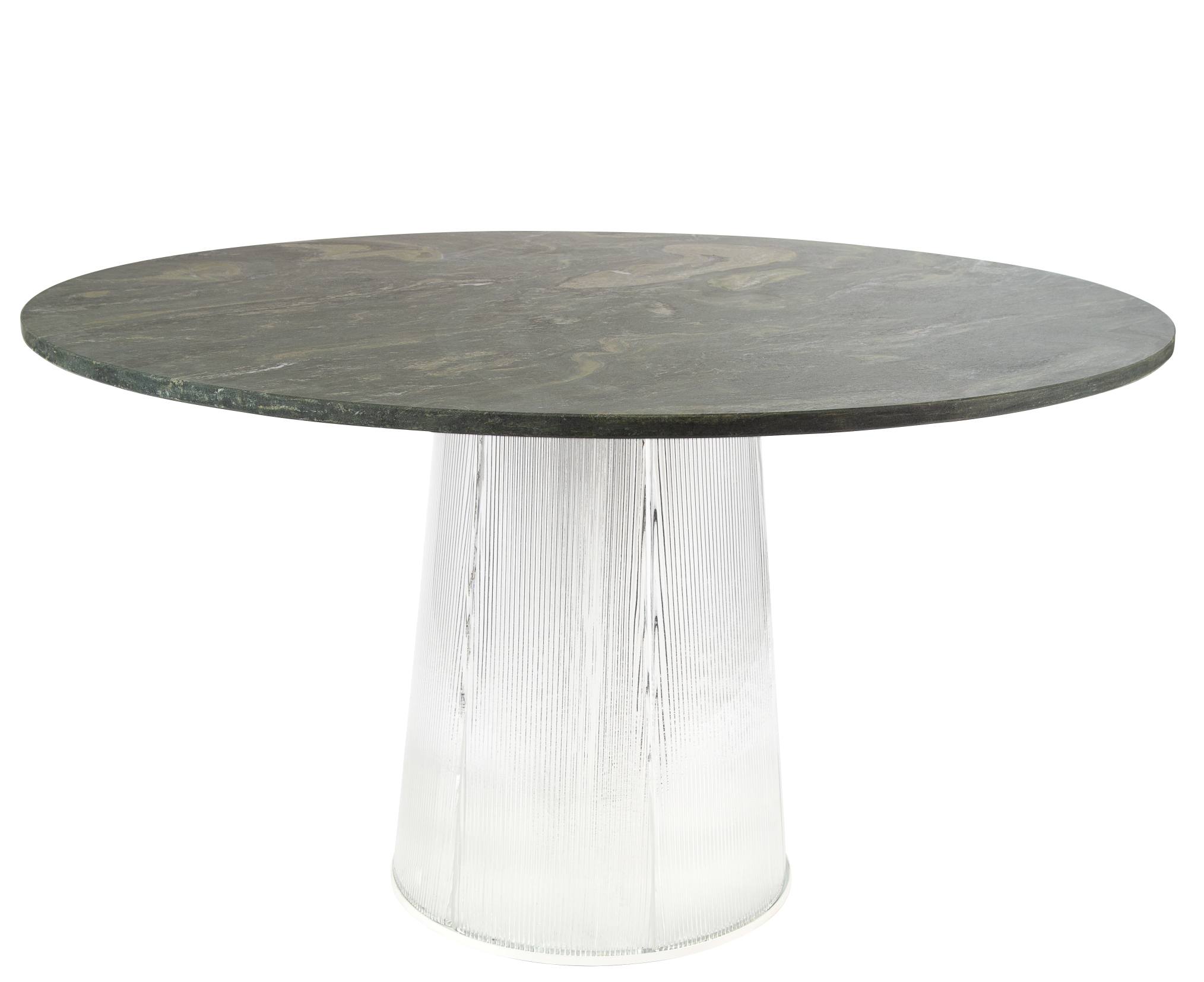 Hellgrüner Bent Dining Table Esstisch mit runder Tischplatte und geriffeltem, transparentem Fuß.