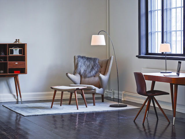 Snowdrop Stehleuchte von Le Klint im Wohnzimmer mit Sessel und Schreibtisch. Designleuchte.