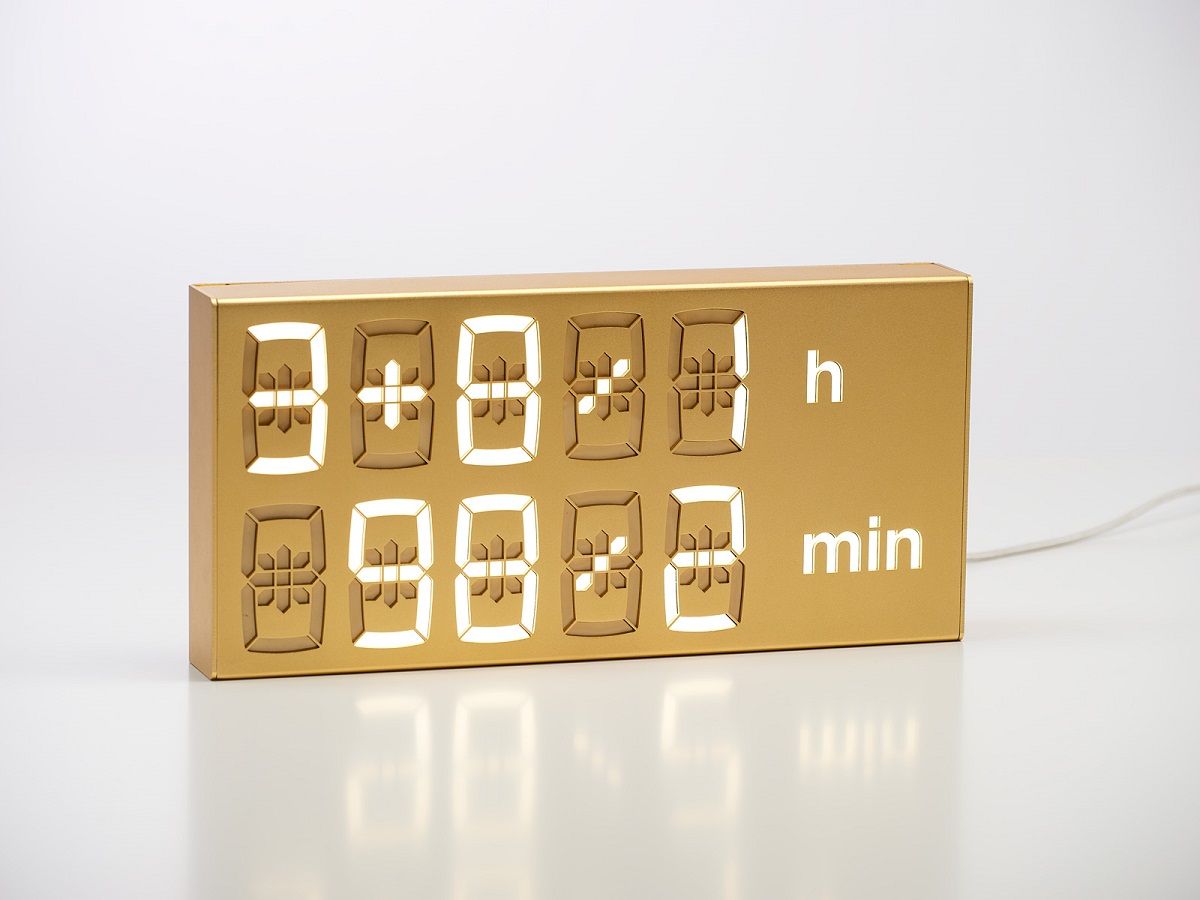 Goldene LED Digitaluhr, Albert Clock, als Tischuhr oder Wanduhr für modernes Wohnen.