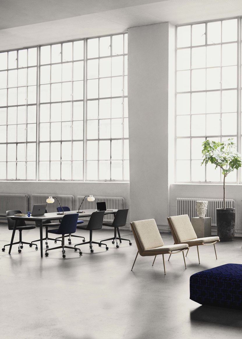 Zwei Boomerang Lounge Sessel von AndTradition in beigem Stoff in einem hellen Raum.