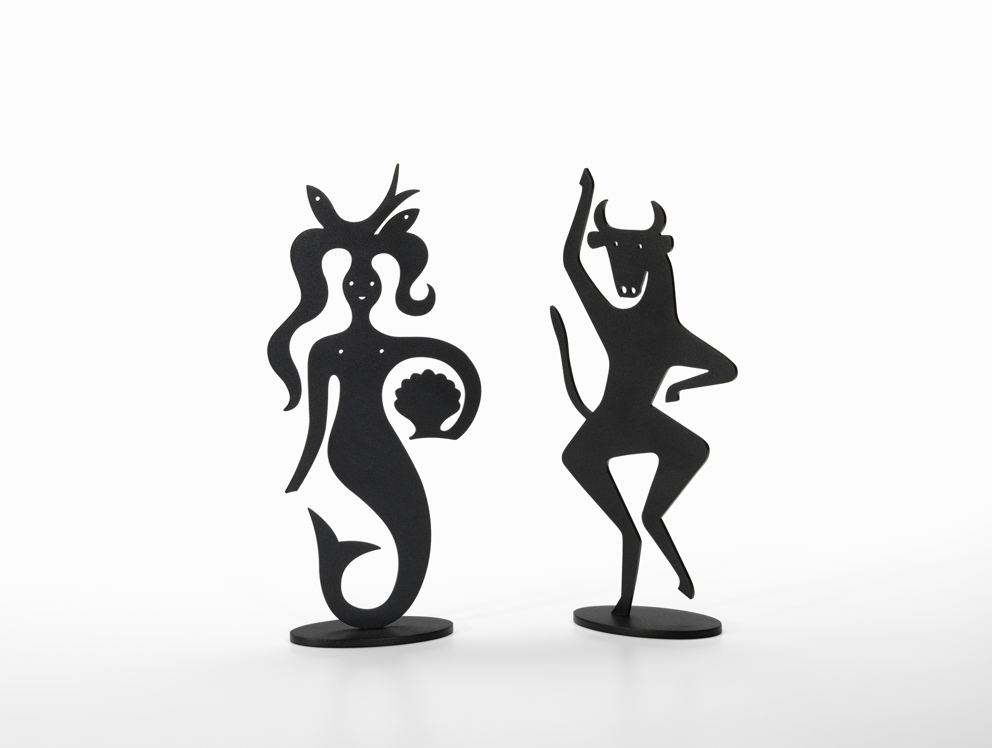 Schwarze Silhouettes Figuren von Vitra: Meerjungfrau mit Muschel und tanzender Stier als Dekoration.