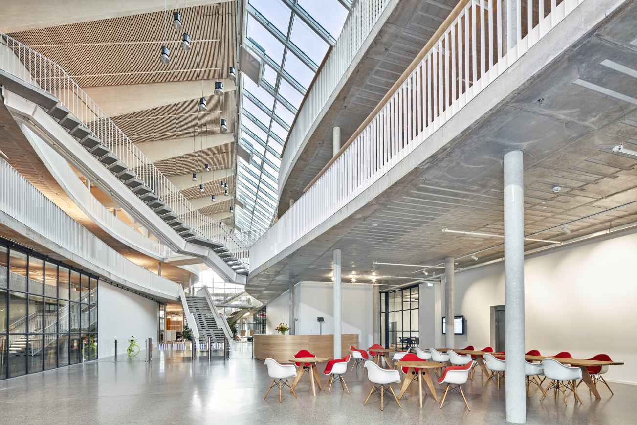 Vitra Gueridon Tisch Ø 105 cm aus Massivholz, ideal als Esstisch oder Konferenztisch.