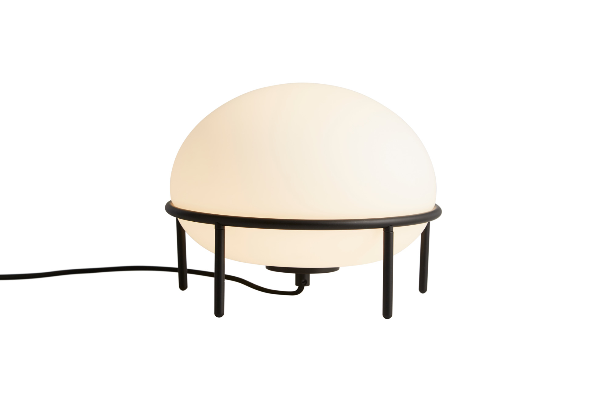 Woud Pump Table Lamp: Runde Tischleuchte mit schwarzem Metallgestell und sanft leuchtendem Glasschirm.