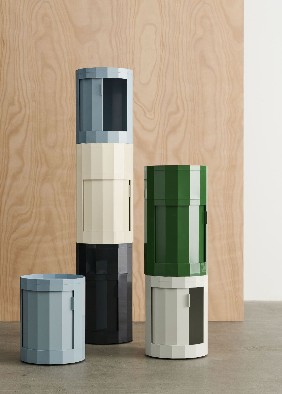 Gestapelte Hay Facet Cabinet Low Stauraumelemente in verschiedenen Farben, modernes Design für Wohnraum und Büro.