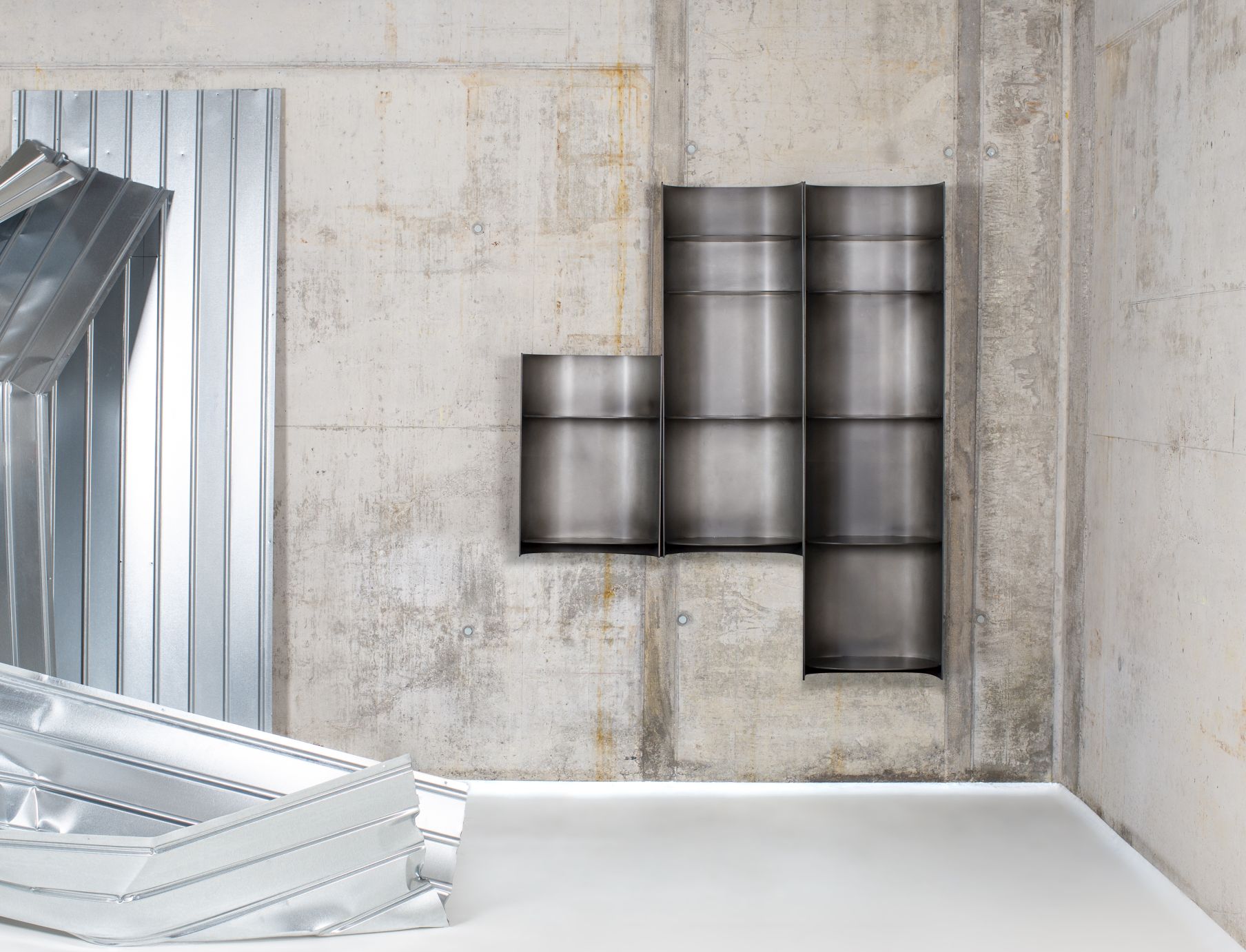 Como Regal small rauchgrau von Pulpo: Wandregal aus Metall, modernes Design für Wohnräume.