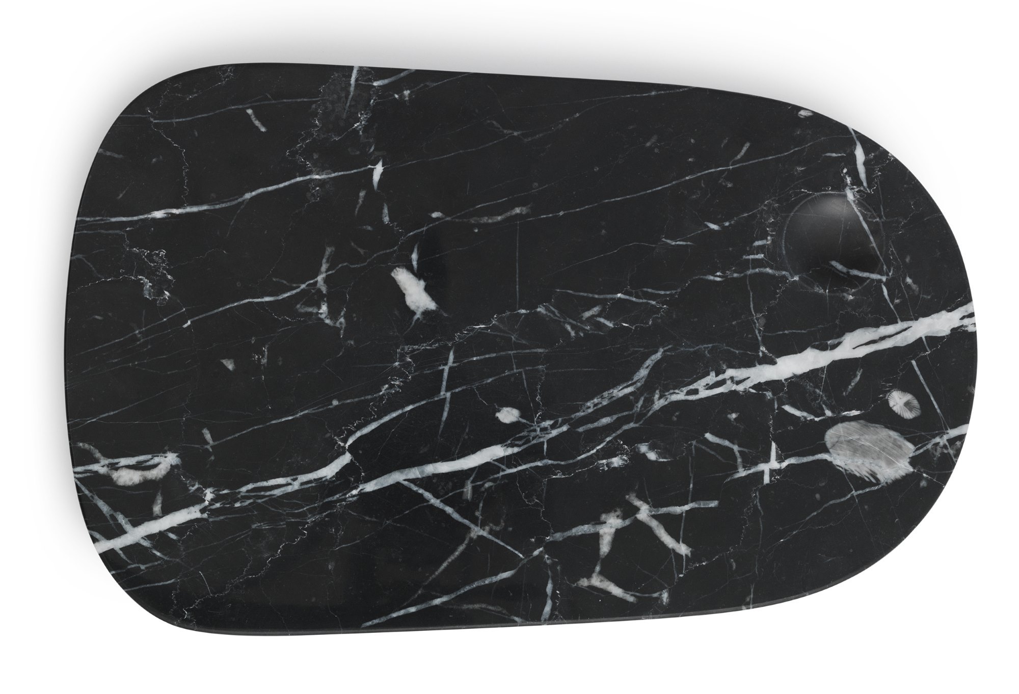 Schwarze Normann Copenhagen Pebble Board Platte aus Marmor mit weißen Adern und Griff.