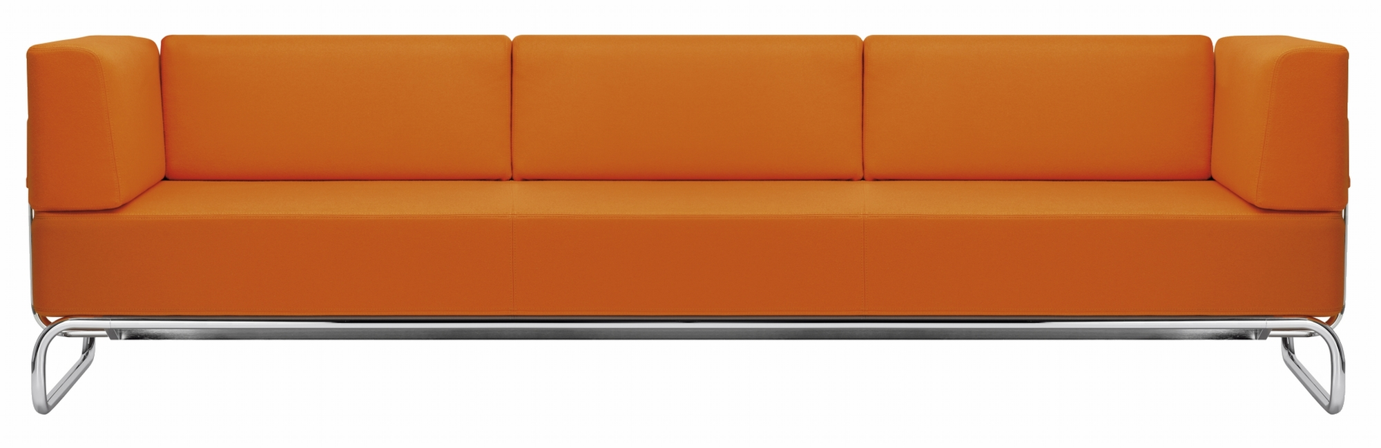 Orangefarbenes Thonet S 5200 Sofa mit hoch gepolsterten Armlehnen und verchromtem Stahlrohrgestell, Frontansicht.