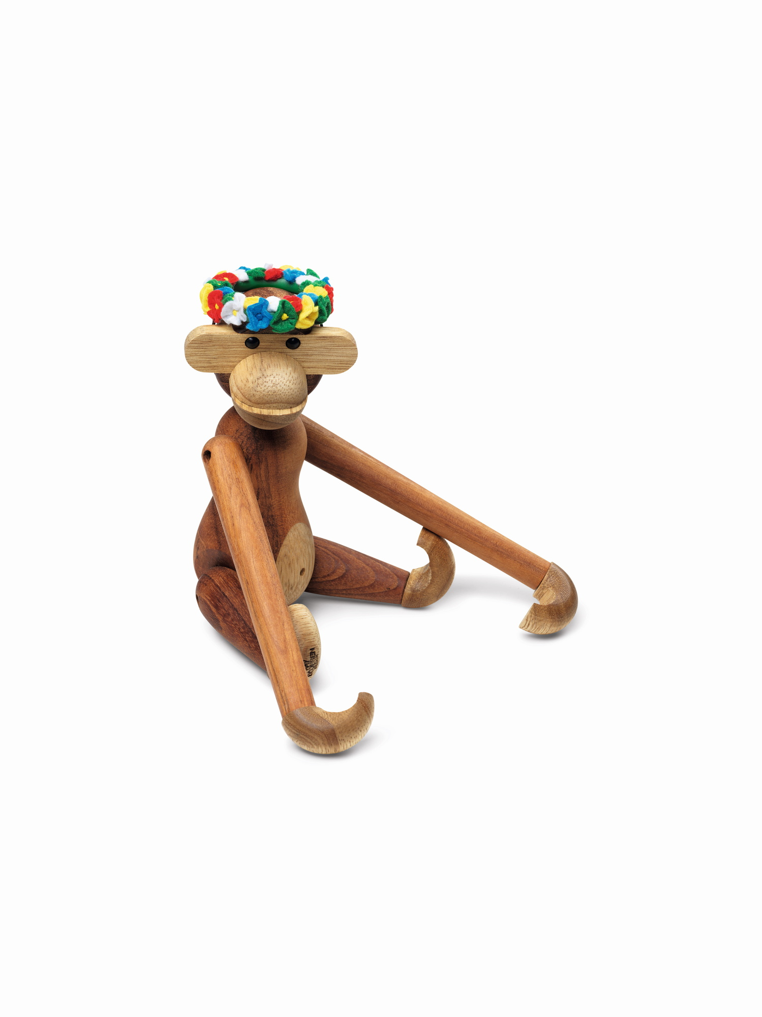 Kay Bojesen Affe aus Holz mit buntem Mittsommer Kranz auf dem Kopf.