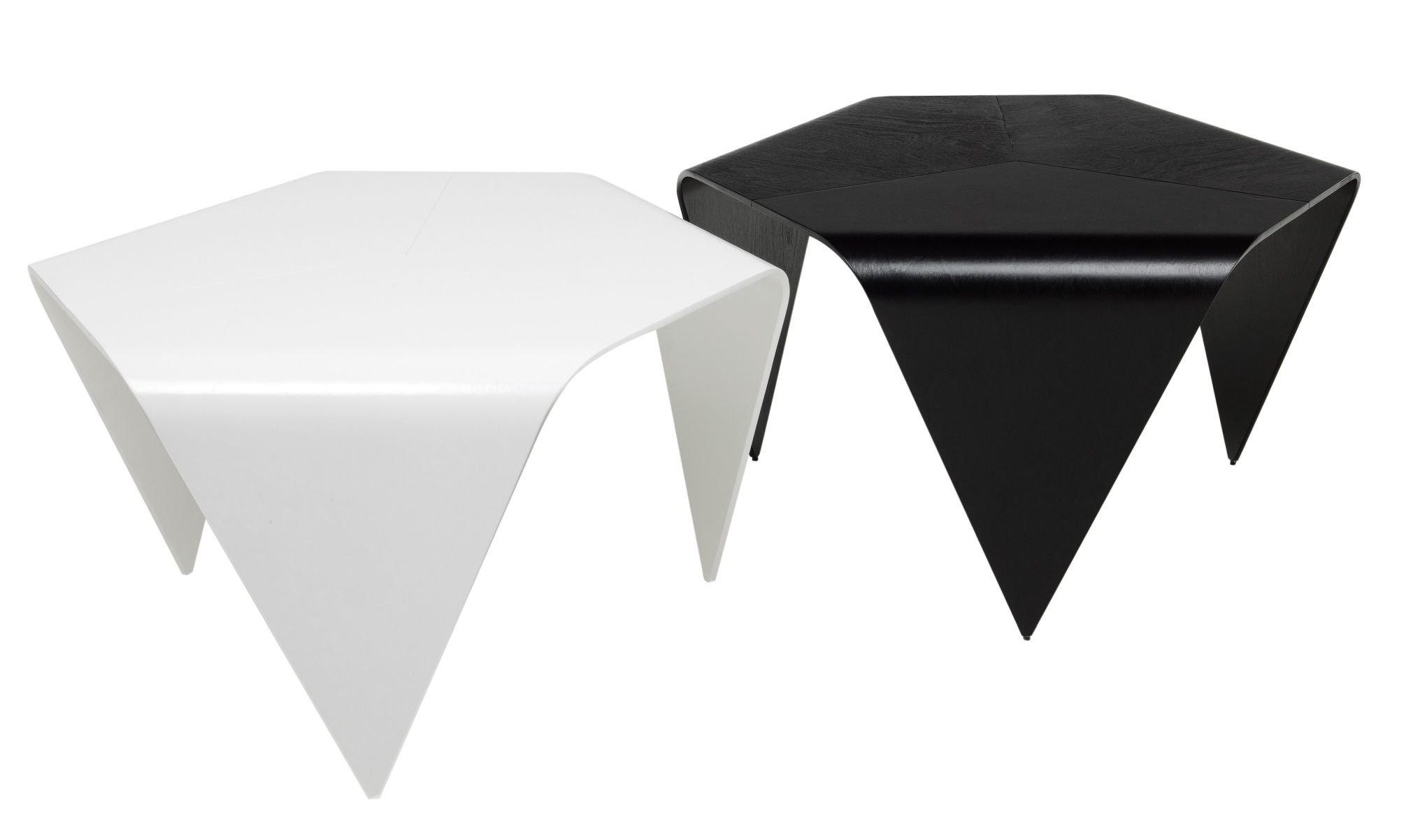 Zwei Trienna Couchtische von Artek, einer weiß und einer schwarz, moderne Wohnzimmermöbel.